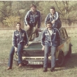Na st�e�e sed�c� z leva L�da Havara spolujezdec Jirka Pacak, na kapote z leva Mira Meisnar (do nedavna mechanik �kody Motorsport Juho Henninen) a m�j t�ta Olda Barton��ek