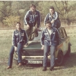 Na střeše sedící z leva Láda Havara spolujezdec Jirka Pacak, na kapote z leva Mira Meisnar (do nedavna mechanik Škody Motorsport Juho Henninen) a můj táta Olda Bartoníček
